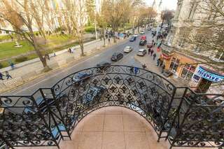 Отель 10 Rooms Львов Кровать в общем номере для мужчин и женщин с 5 кроватями.-1