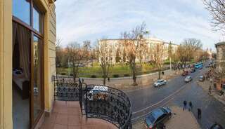 Отель 10 Rooms Львов Кровать в общем номере для мужчин и женщин с 5 кроватями.-2