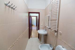 Отель 10 Rooms Львов Трехместный номер с ванной-6