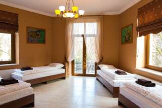 Отель 10 Rooms Львов Кровать в общем номере для мужчин и женщин с 5 кроватями.-4