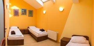 Отель 10 Rooms Львов Трехместный номер с основными удобствами и общей ванной комнатой-1