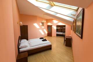 Отель 10 Rooms Львов Семейный номер с общей ванной комнатой-2