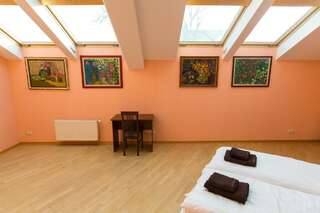 Отель 10 Rooms Львов Семейный номер с общей ванной комнатой-4