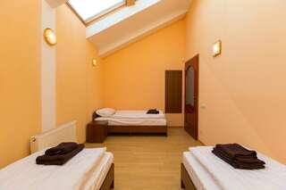 Отель 10 Rooms Львов Трехместный номер с основными удобствами и общей ванной комнатой-3