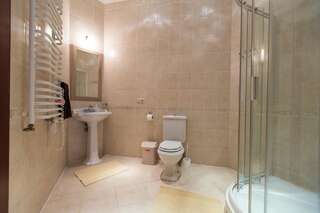 Отель 10 Rooms Львов Бюджетный двухместный номер с 2 отдельными кроватями-3