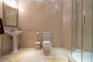 Отель 10 Rooms Львов Кровать в общем номере для мужчин и женщин с 5 кроватями.-6