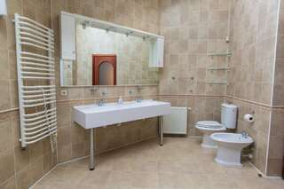 Отель 10 Rooms Львов Трехместный номер с основными удобствами и общей ванной комнатой-7