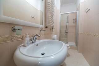 Отель 10 Rooms Львов Трехместный номер с ванной-10