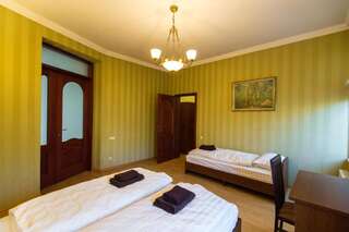 Отель 10 Rooms Львов Трехместный номер с ванной-14